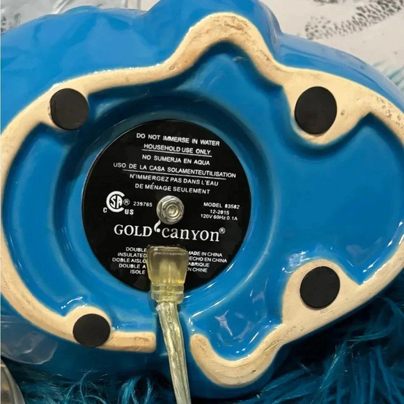 Gold Canyon Whaley electric scented wax melter. Beachy, Whales, Eclectic decor - Picture 6 of 6